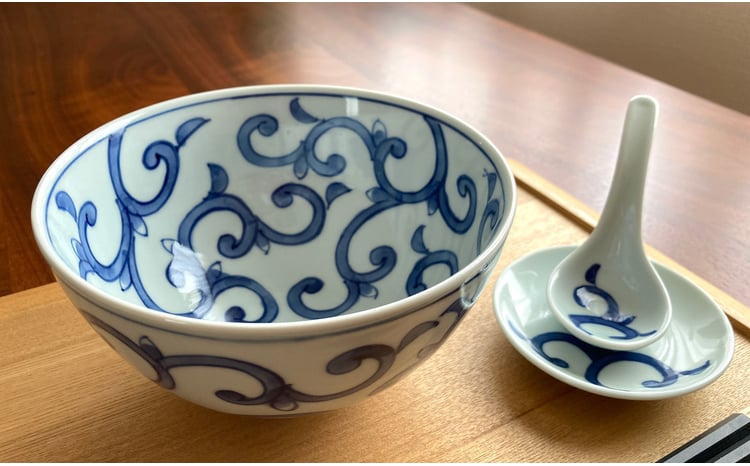 有田焼 飽きのこない唐草紋様の丼とレンゲのセット【しん窯 青花